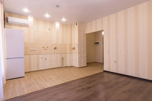 Interior do apartamento estúdio, entrada para o quarto e cozinha sem fone de ouvido — Fotografia de Stock