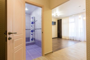 Tek Kişilik Oda, banyo ve Oda görünümünü açık kapı iç