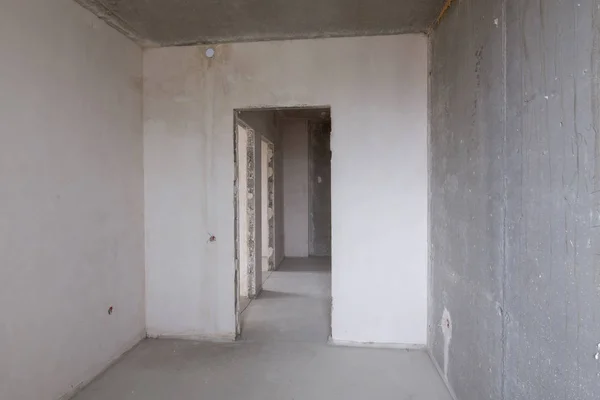 Комната в новом здании без капитального ремонта — стоковое фото