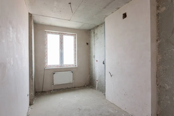 Sala debajo de la cocina en un nuevo edificio, comunicaciones sobre el proyecto de desarrolladores — Foto de Stock