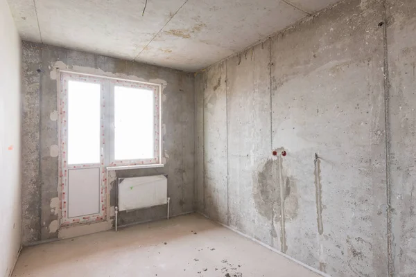 Balkona erişimi olan yeni binasında Oda