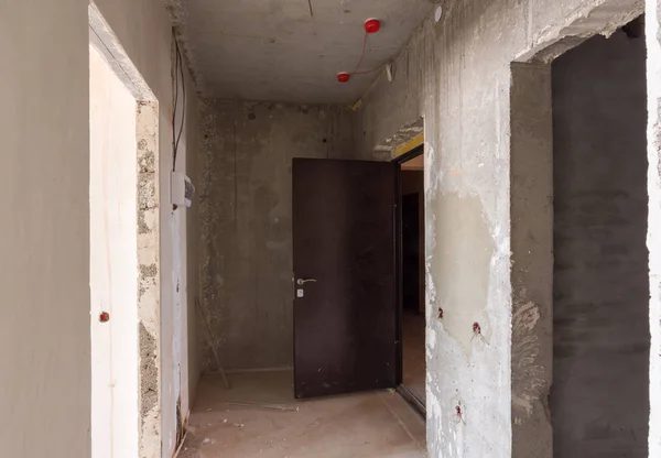 Вход в квартиру в новом здании, установленная металлическая дверь — стоковое фото