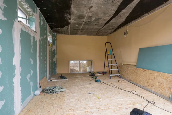 Reparación Una Casa Privada Una Pared Está Terminada Con Hojas — Foto de Stock
