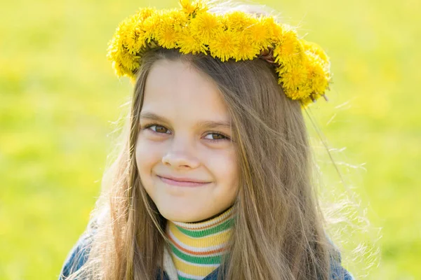 Mutlu sekiz yaşındaki kız portresi dandelions başında, bir bahar takas çerçevede bir çelenk ile