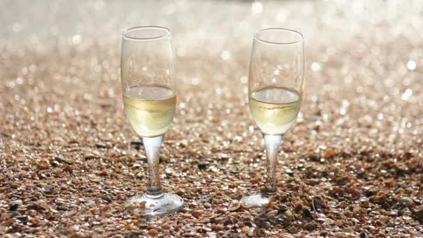 Zwei Gläser Champagner Stehen Auf Dem Sand Mit Kleinen Muscheln — Stockvideo