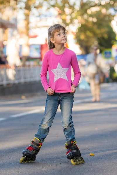 Zes-jarige meisje rolschaatsen — Stockfoto