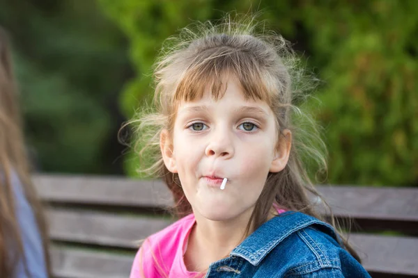 Retrato de um seis-year-old gay menina que chupa um pirulito — Fotografia de Stock