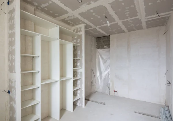 Interno della camera ristrutturata con armadio a muro — Foto Stock