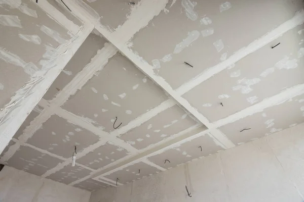 Le plafond de la pièce, recouvert de plaques de plâtre, le plan général — Photo
