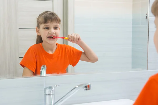 Κορίτσι που ξυπνάτε το πρωί βουρτσίζετε τα δόντια της στο μπάνιο — Φωτογραφία Αρχείου