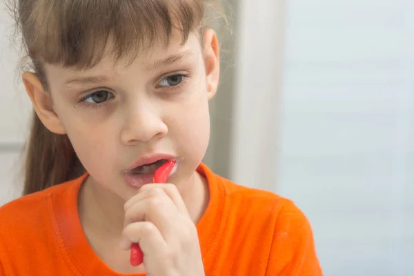 Siete años de edad, niña con entusiasmo cepilla los dientes —  Fotos de Stock