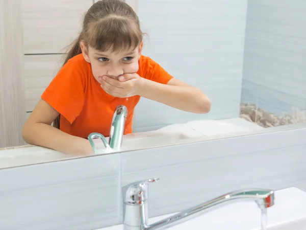 The girl rinses her mouth after brushing her teeth — Stock Photo, Image