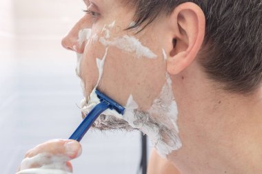 Adam sol yanağını yakın çekim tıraş