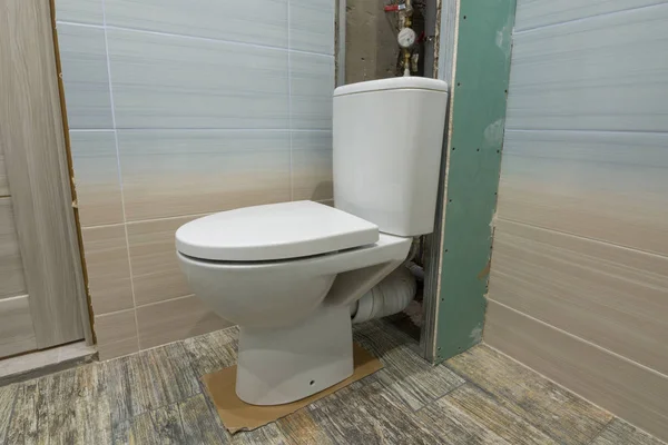 Временно установленный туалет на коробке в туалете для ремонта — стоковое фото