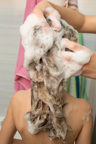 Mom massages his head with soaping baby hair shampoo — Stock Photo, Image