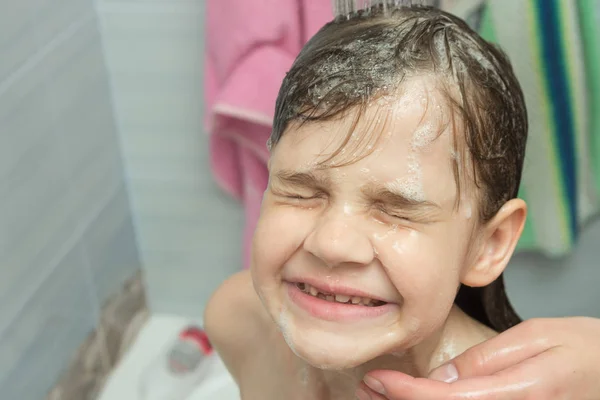 The girl does not like that my mother washes her face in the shower — Stock Photo, Image