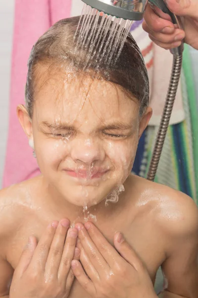 Μαμα να λούζει το παιδί, να πλένει το πρόσωπό του με νερό από το ντους — Φωτογραφία Αρχείου