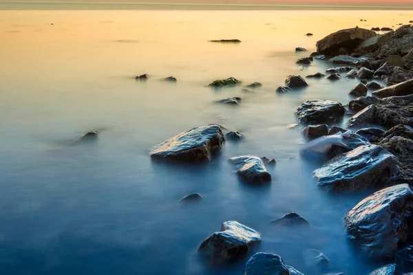 Береговая линия скалистого пляжа Черного моря после заката, Анапа, Россия — стоковое фото