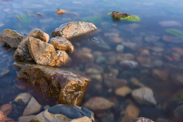Pedras na costa e na água do Mar Negro, Anapa, Rússia — Fotografia de Stock