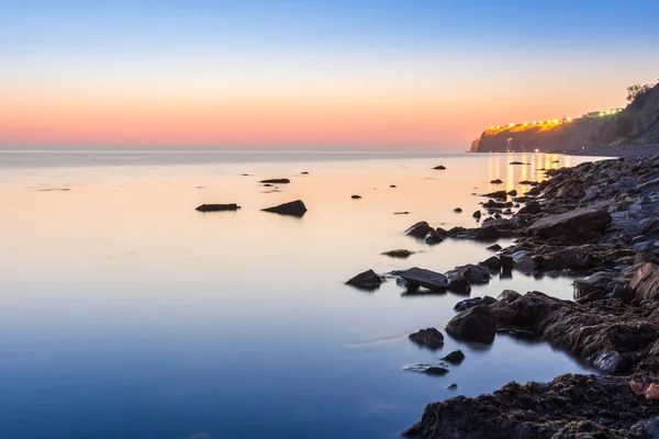 Cichej scenic krajobraz po zachodzie słońca w obszarze High Coast resort miasta Anapa, Federacja Rosyjska — Zdjęcie stockowe