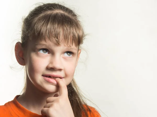 Retrato Uma Menina Tímida Com Dedo Boca Olhando Para Cima — Fotografia de Stock