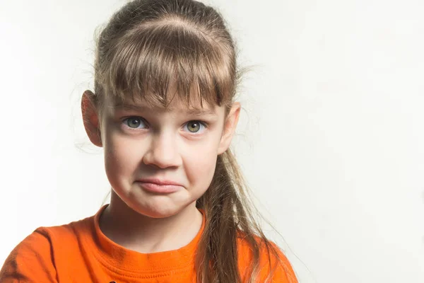 Portret Van Een Grappig Emotionele Meisje Een Witte Achtergrond — Stockfoto