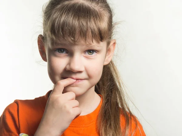 Retrato Uma Menina Tímida Com Dedo Boca Fundo Branco — Fotografia de Stock