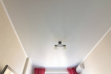 Odada beyaz mat tavanı gerin