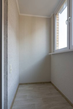 Bir apartmanın apartmanında küçük camlı balkon.