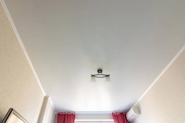 Plafond mat blanc extensible dans la chambre — Photo