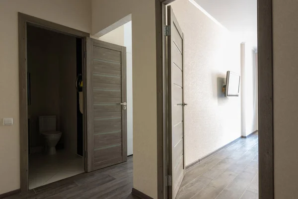 Folyosó egy kis lakásban, nyitott ajtók — Stock Fotó