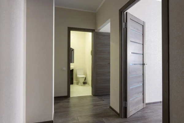 Couloir dans un petit appartement, portes ouvertes sur la salle de bain et la chambre — Photo