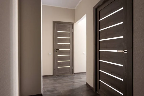 Corridor in a small apartment, closed doors — Stock Photo, Image