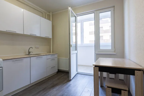 家賃のための小さなキッチンのインテリア — ストック写真