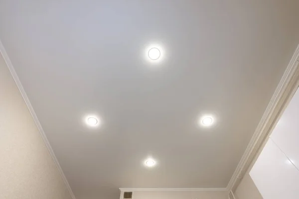 Потолок на кухне, с четырьмя прожекторами установлен и включен — стоковое фото