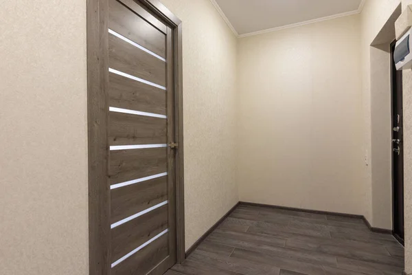 Couloir vide dans l'appartement à la porte d'entrée — Photo