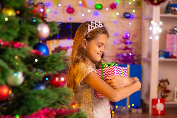 Mooi tien-jarig meisje kreeg een geschenk van de kerstman — Stockfoto