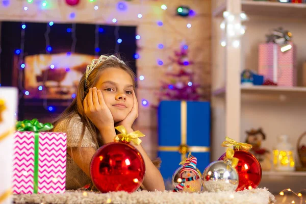 Десятилетняя девочка мечтает о новогоднем подарке — стоковое фото