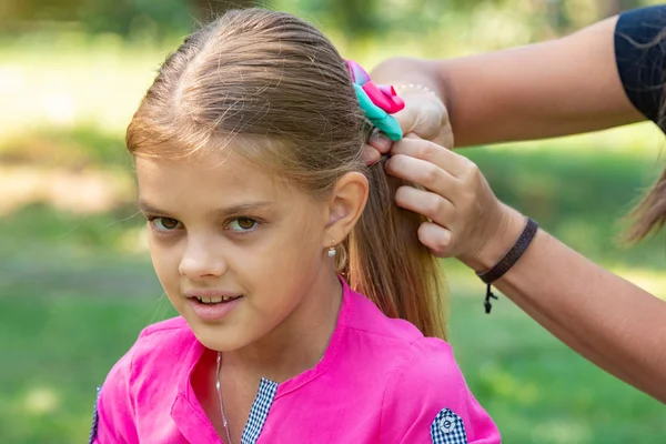 Девочка-подросток привязана бантиком к длинным волосам, на пикнике, крупным планом — стоковое фото