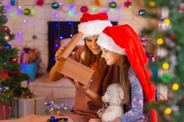 Mamá y niña abrieron la tapa del regalo y miraron dentro de la caja — Foto de Stock