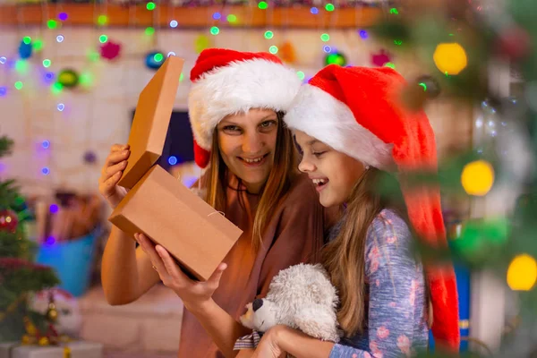 Mamá le dio a su hija un interesante regalo de Año Nuevo. — Foto de Stock