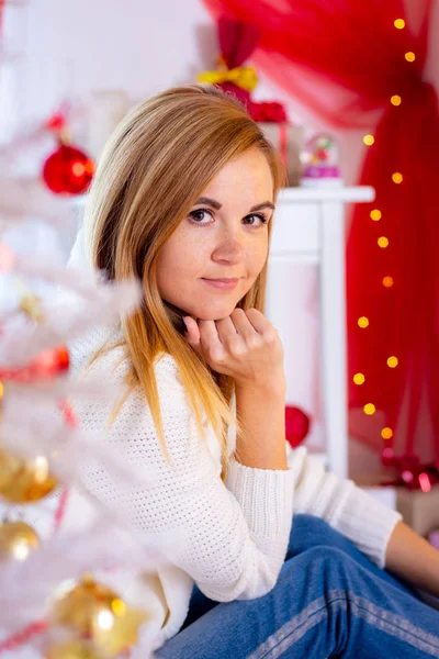 Portret van een close-up van een meisje in het interieur van het nieuwe jaar — Stockfoto