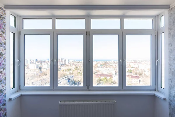 Ventanas de plástico en la habitación renovada —  Fotos de Stock