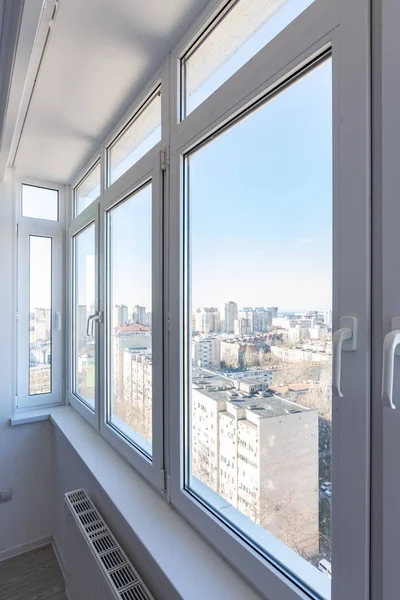 Blick auf neue Kunststofffenster in der Wohnung — Stockfoto