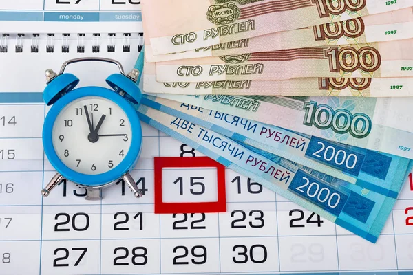 Calendario con un número dedicado de 15, un paquete de dinero ruso y un reloj —  Fotos de Stock