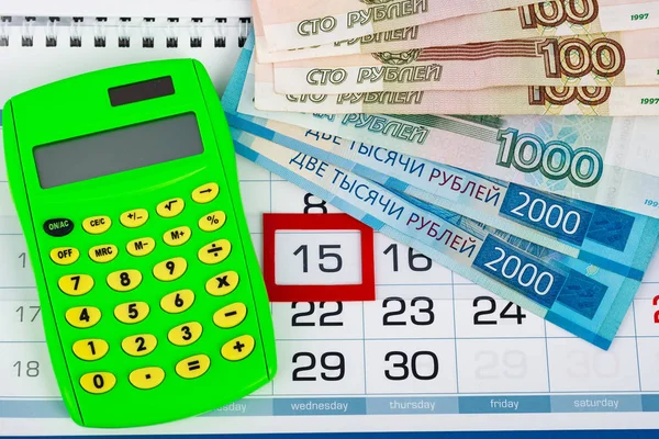 Calendario con un numero dedicato 15, calcolatrice, rubli russi — Foto Stock