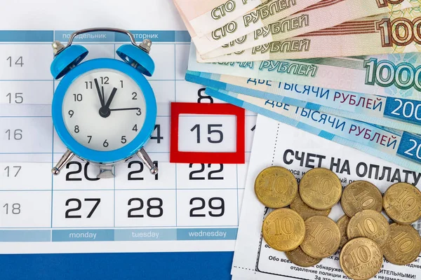 Mercoledì 15, orologio, banconote e monete russe — Foto Stock