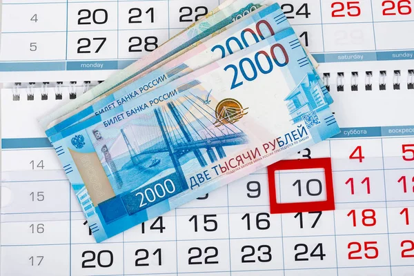 Sul calendario con il numero 10 è un pacchetto di rubli russi — Foto Stock
