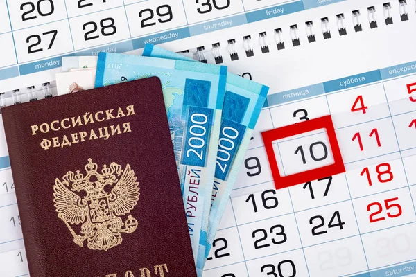 Passaporte e duas 2.000 notas estão no calendário — Fotografia de Stock
