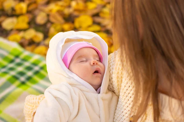 Two-month-old baby sleeps in mom's arms — Stock Photo, Image